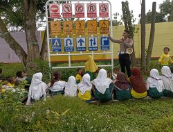 Dikmas Lantas Gelar Program Polisi Sahabat Anak, Kenalkan Rambu Lalu Lintas kepada Siswa MI Daarul Ulum Cirebon