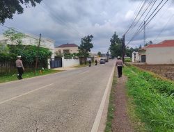 Anggota Kamsel Sat Lantas Polres Majalengka Laksanakan Kontrol Jalur Rawan Banjir Pasca Pengerukan Sungai Cisarongge
