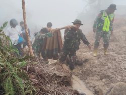 Evakuasi Pasangan Lansia, Satgas Penanggulangan Bencana Alam Terobos Wilayah Terisolir