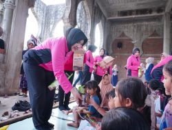 Bhayangkari Peduli : Ketua Bhayangkari Lhokseumawe Ny. Ita Ahzan Dampingi Kapolres Salurkan Bantuan untuk Korban Banjir Bandang di Lancang Barat