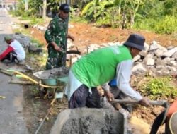 Cegah Longsor, Babinsa Nogosari Gotong Royong Bangun Talud Bersama Warga