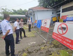 Unit Kamsel Sat Lantas Polres Majalengka Lakukan Pengecekan Rambu Lalu Lintas dalam Ops Lilin Lodaya 2025