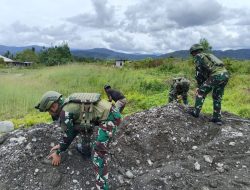 Personil Pos Kout Elelim Satgas Yonif Gotong Royong Perbaikan Jalan Satgas Yonif 521/DY di Distrik Elelim