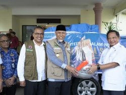 Mendagri Tito Serahkan Bantuan untuk Warga Terdampak Bencana di Sumbar
