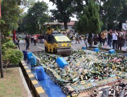 Polisi Musnahkan 16.000 Botol Miras dan 520 Knalpot Tidak Standar Wujud Nyata Komitmen Jaga Kamtibmas Jelang Operasi Lilin Lodaya 2025