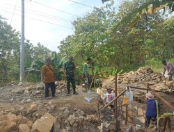 Babinsa Juwangi Bersama Warga Gotong Royong Perbaiki Gorong-Gorong Demi Kelancaran Irigasi