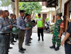 Babinsa serengan Bantu Pendistribusian Kaporlap Helm dari Lurah untuk Linmas