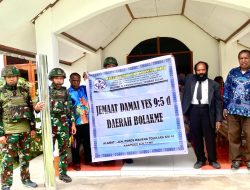 Binter Secercah Cahaya di Ujung Timur, Satgas Yonif 521/DY Menyambut Semangat Natal di Gereja Kemah Injil Indonesia (GKII) di Distrik Bolakme