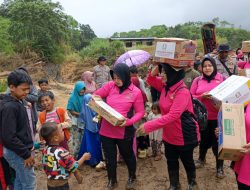 Lewati Jalanan Berlumpur, Personel Polres Bener Meriah dan Ibu-ibu Bhayangkari Terobos Desa Terisolir Demi Antar Bantuan Kemanusiaan untuk Korban Banjir