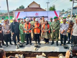 Menteri Desa dan PDT Letakkan Batu Pertama Pembangunan Gedung Koperasi Merah Putih di Desa Gunung Kuning.