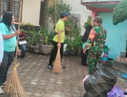 Babinsa Joyotakan dan Staf Kelurahan Kerja Bakti Bersama