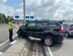 Minibus Alami Kecelakaan Tunggal di Terminal 2D Bandara Internasional Soekarno-Hatta 