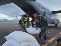 TNI AL Dukung Penanganan Bencana Alam Melalui Distribusi Logistik Udara di Aceh