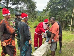 Parade Santa Pos Teluk Etna Meriahkan Perayaan Hari Raya Natal
