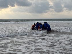 Ombak Besar Seret Wisatawan di Pantai Barat Pangandaran, Polisi Gerak Cepat Lakukan Pencarian, 1 Pelajar Hilang, 4 Selamat