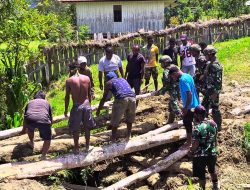 Perbaikan Jembatan Rusak Satgas Yonif 521/DY Gotong Royong Bersama Warga di Pedalaman Papua