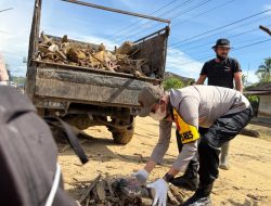 Kapolres Aceh Selatan Kerahkan Seratus personel Bersihkan Material Banjir Bandang Sehari Sebelumnya di Trumon