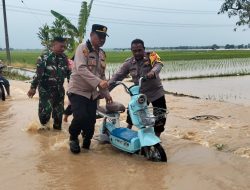 Polisi Bantu Masyarakat Akibat Banjir dari Sungai Ciasem Subang Yang Meluap