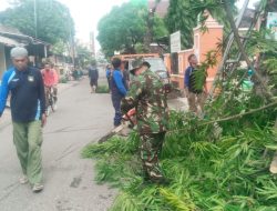 Peduli Kebersihan Lingkungan, Babinsa & Saberling Kerja Bakti Bersih Lingkungan