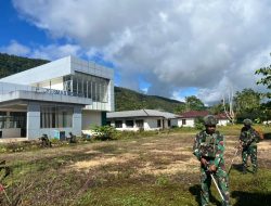 Karya Bhakti di Lingkungan Puskesmas Satgas Yonif 521/DY Bersama Babinsa Setempat Distrik Benawa