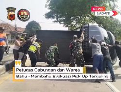 Polri,TNI Beserta Masyarakat Bantu Evakuasi Mobil Pick up Terguling di Pantura Losarang Indramayu