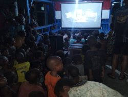 Semarakkan Natal Penuh Kebahagiaan, Satgas Yonif 123/Rajawali Gelar Nonton Bareng Anak-Anak Papua