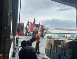 KRI Semarang-594 TNI AL Debarkasi Bantuan Kemanusiaan Bagi Korban Terdampak Bencana Banjir