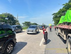 Sat Samapta Polres Majalengka Laksanakan Pengaturan Lalu Lintas di Pintu Keluar Rest Area KM 166 dalam Rangka Ops Lilin Nataru