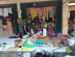 Guna Menjaga Stabilitas Ekonomi di Tingkat Desa, Babinsa Pantau Harga Sembako di Pasar