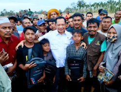 Mendagri Serahkan Bantuan ke Desa Geudumbak Kecamatan Langkahan, Aceh Utara