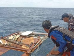 Tim Gabungan Temukan Puing KM Putri Sakinah di Perairan Pulau Padar