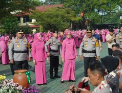 Momen Haru Keluarga Warnai Upacara Kenaikan Pangkat Personel Polda Jabar