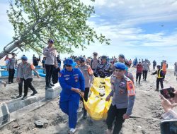 Polisi bersama Tim SAR Berhasil Temukan Jenazah Korban Laka Terjun Payung di Teluk Pangelek Cilacap