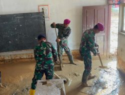 Bahu Membahu Pulihkan Sekolah, Prajurit TNI AL Bersihkan Lumpur di Tukka Tapanuli Tengah