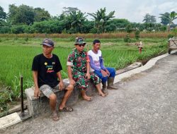 Babinsa Koramil Teras Mempererat Kebersamaan Warga Lewat Komsos di Tengah Kerja Bakti