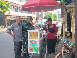 Motivasi Pelaku UMKM, Babinsa Kemlayan Beri Dukungan Kepada Penjual Cilok.