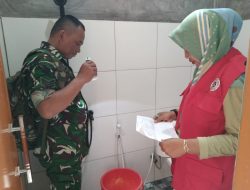 Wujudkan Lingkungan Sehat dan Bebas DBD, Babinsa Koramil Nogosari cek Jentik Nyamuk.