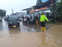 Banjir Rendam Jalur Utama Cikijing – Talaga, Kapolsek Cikijing Beserta Anggota Sigap Amankan Lokasi