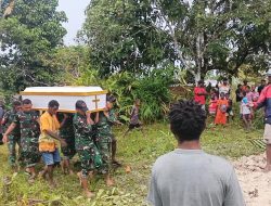 Wujud Kepedulian, Pos Kaibar Satgas Yonif 123/Rajawali Hadiri Pemakaman Warga Kampung Amazu