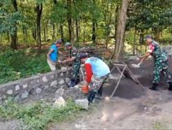 Babinsa Ikut Membangun Talud Jalan Kampung, Utamakan Semangat Gotong Royong