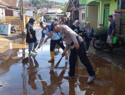 Aksi Nyata Polisi Bersama Masyarakat Gotong Royong Percepat Pemulihan Pasca Banjir di Desa Kasturi