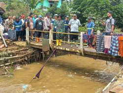 Bupati Majalengka Tinjau Korban Banjir di Desa Kasturi Cikijing.
