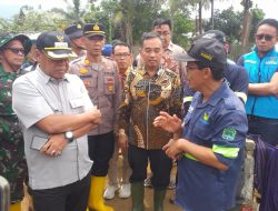 Kapolsek Cikijing Dampingi Bupati Majalengka Tinjau Lokasi Banjir di Desa Kasturi