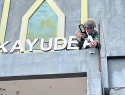 Binter TNI Gerejaku Terang Satgas Yonif 521/DY Berikan Bantuan Penerangan Lampu Solar Cell di Gereja GKI Yoska Yudea Distrik Benawa