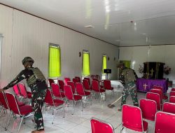 Binter TNI Bersih itu Indah Satgas Yonif 521/DY Gotong Royong Bersihkan Lingkungan Gereja di Kampung Muaranawa