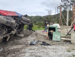 Bakti TNI Evakuasi Kendaraan Satgas Yonif 521/DY Bersama Warga Truk Muat Pasir yang Terguling di Distrik Walesi