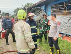 Kapolsek Jatiwangi Beserta Anggota Bantu Petugas Damkar Padamkan Kebakaran Kandang Ayam di Desa Burujul Kulon
