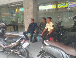 Ciptakan Kedekatan dan Jalin Silaturahmi, Babinsa Kemlayan Selipkan Pesan Keamanan Kepada Security.