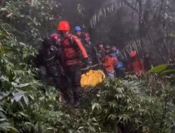 Gerak Cepat, Prajurit TNI AL dan Tim SAR Gabungan Berhasil Evakuasi Korban Kecelakaan Pesawat ATR 42-500
