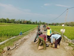 Babinsa Lakukan Pembereman Jalan Penghubung Antar Dukuh